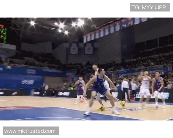 裁判在比赛中全力保护姚明确保其安全与比赛公平性引发热议