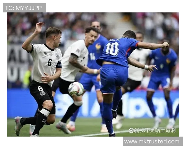 国王杯激战AC米兰补时绝杀曼联引发争议判罚全场沸腾