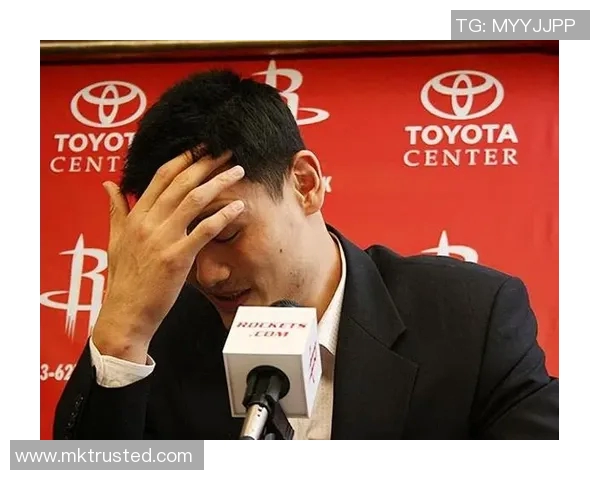 姚明在休息时的放松瞬间，展现运动员背后的努力与坚持