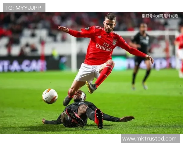 中超赛场惊现冷门巴萨逆转本菲卡红牌事件引发全场热议 中超赛场惊现冷门巴萨逆转本菲卡红牌事件引发全场热议